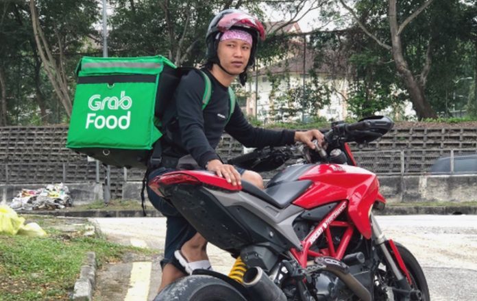 คนขับ GrabFood ใช้ Ducati Hypermotard ในการส่งอาหาร