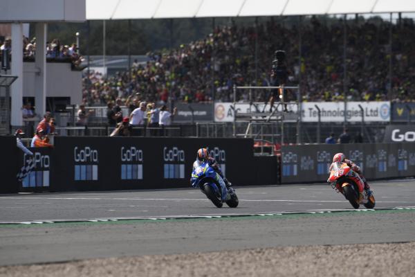 Alex Rins ทำเวลาเฉือน Marquez ด้วยเวลา 0.013 วินาที!!